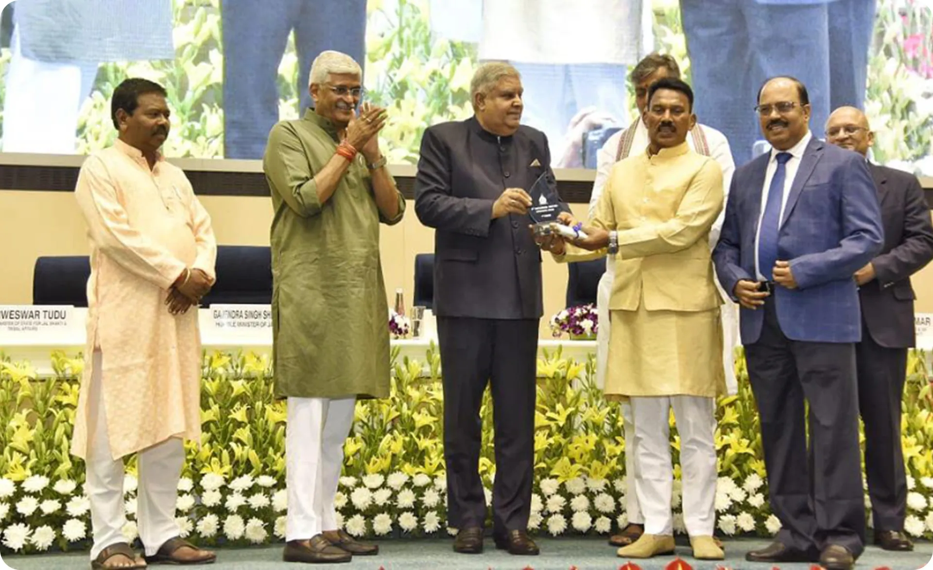 Vice President presenting the National Water Award 2022 to a project representative