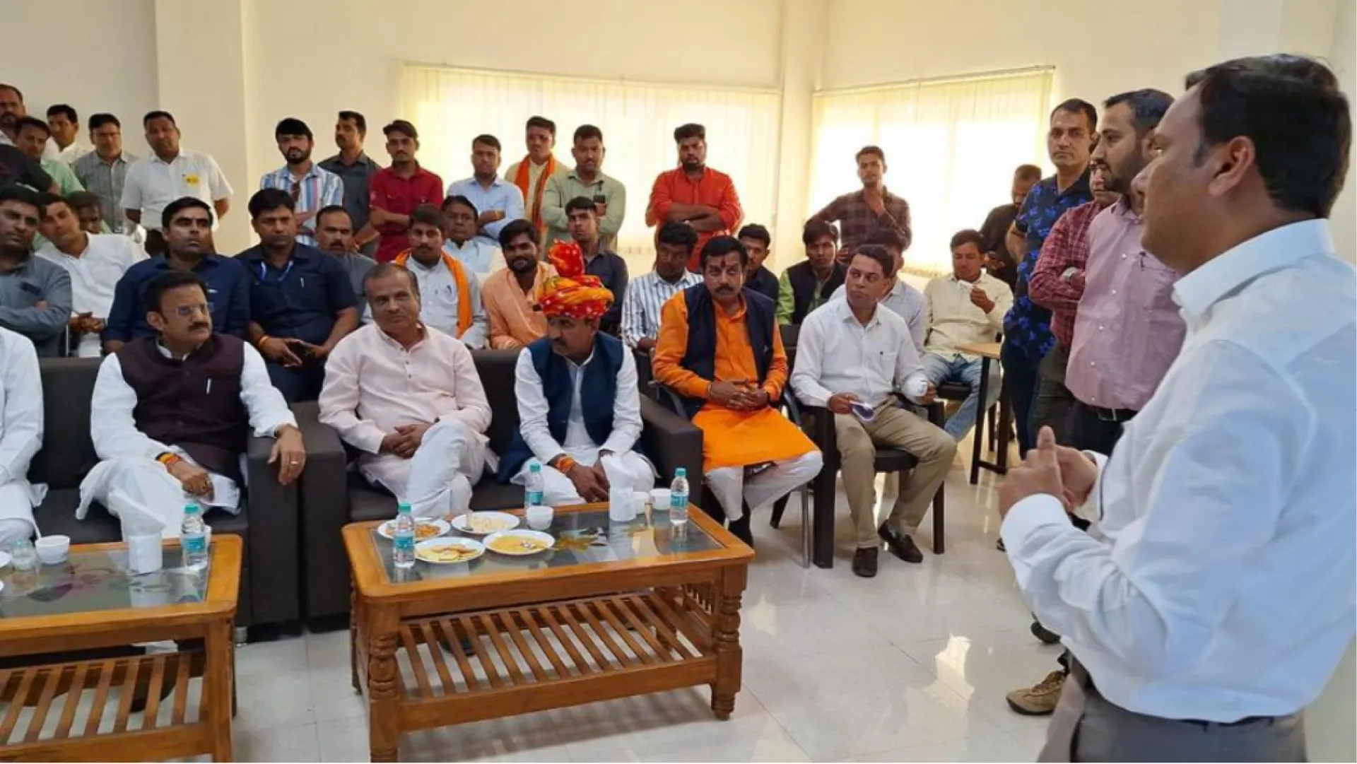 Deputy CM Hon. Rajendra Shukla addressing a gathering during the project visit
